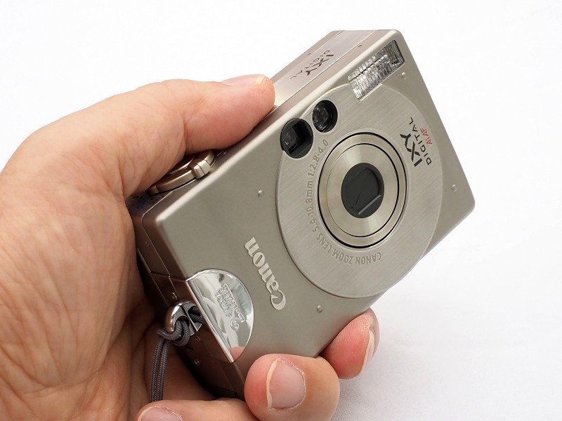 質量は約190g（本体のみ）。だが、ステンレス合金製のコンパクトボディは、実際に手にすると“心地良い重み”を感じる。