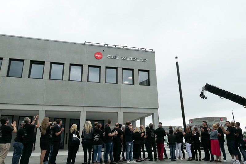 新しい社名のアンベールが行われた。赤丸ロゴの中には、かつてのライカ製品のように「Leitz」と書かれている。