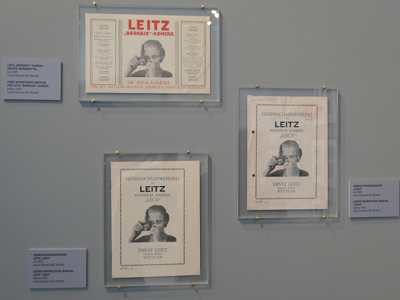 ライカが登場した1925年の広告。発明者の名を取って"バルナック・カメラ"と書かれているものもある。日本ではM型以前のスクリューマウントライカを総称して「バルナックライカ」と呼ぶことが多い。