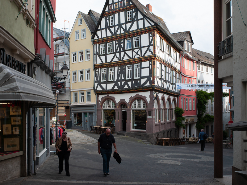 100年前にライカの試作機で写された、ウェッツラー旧市街のアイゼンマルクト。正面の建物が当時のまま。