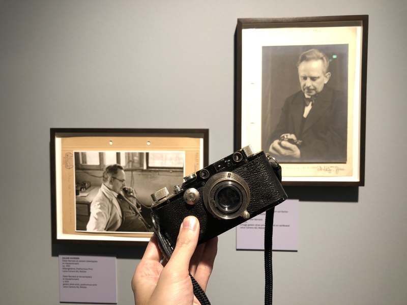 今回は、まだオスカー・バルナックが存命だった1934年製のライカDIIIを持参。ウェッツラーへの里帰りとした。恥ずかしげもなく、右のバルナックと同じポーズの写真も撮ってきた。