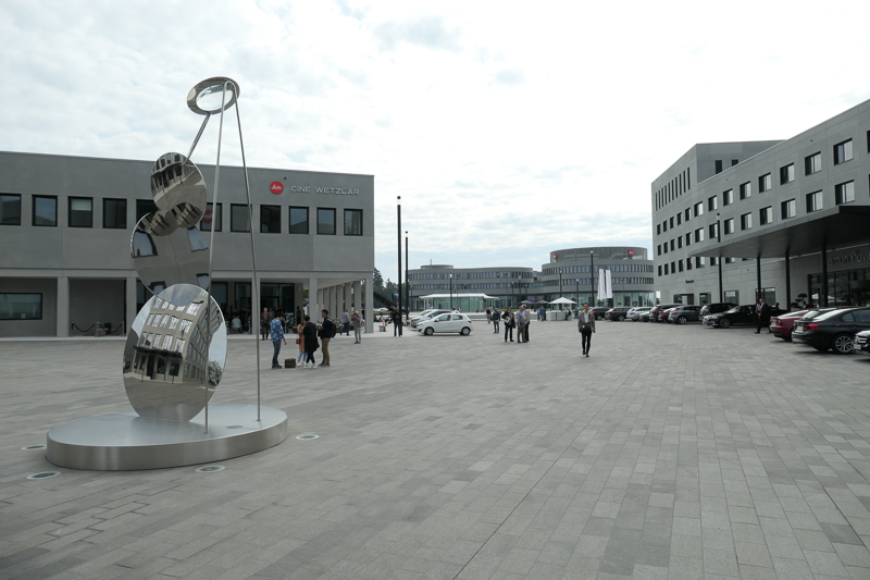 ライツパークIIIの中心に置かれたオブジェ。「光学」をイメージしたもので、鏡の部分はステンレススチール製。一番上にレンズを配置した。