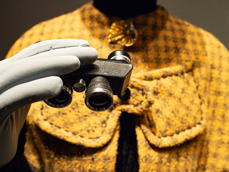 1957年のドレスにはエレガントなデザインの「MIKRON 6×18CF COATED」（1949年）。