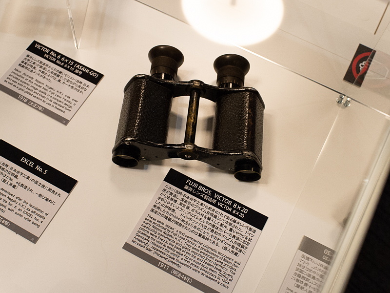 日本光学工業に合併する以前、藤井レンズ製造所時代の双眼鏡（1911年）。研磨機、測定器、ガラス材はドイツから輸入した。
