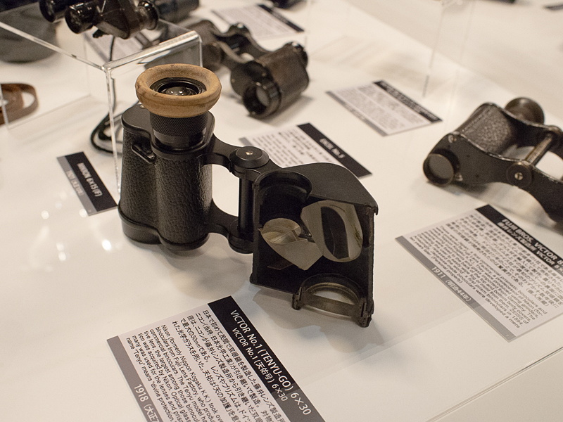 ニコンの歴史を辿っていると必ず見かける名前「天佑号」。藤井レンズ製造所から引き継いだ1918年製のもので、これはカットモデル。