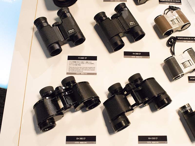 参考：手前がポロプリズム式（19世紀中頃にイタリア人のポロ氏が発明）。奥がダハプリズム式（ドイツ語の屋根（Dach）に由来。光路が直線的になり小型化できるが、製造に精密な技術が求められる）。プリズムを用いない方式として、オペラグラスなどに用いられるガリレオ式（対物側の凸レンズと接眼側の凹レンズ）の双眼鏡がある。