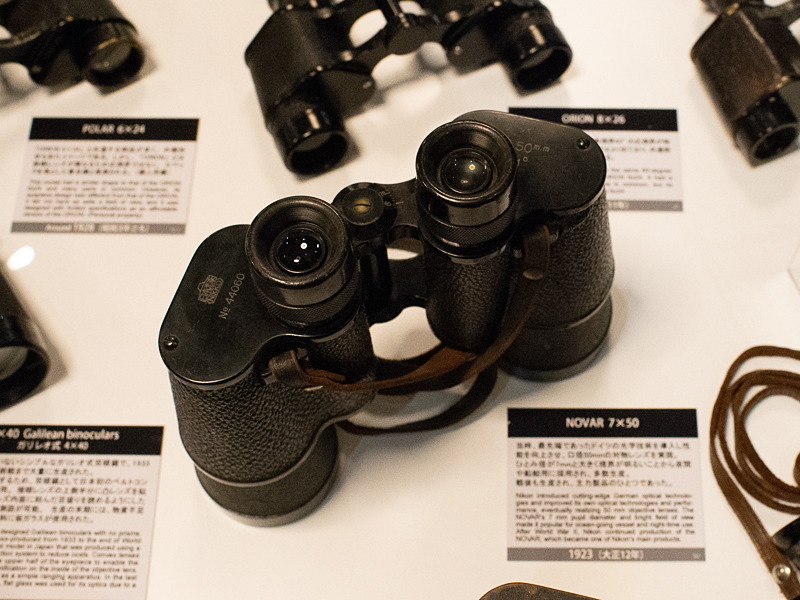 海軍ではこの7×50が定番だったという。明るい双眼鏡は夜間の活動に適していた。