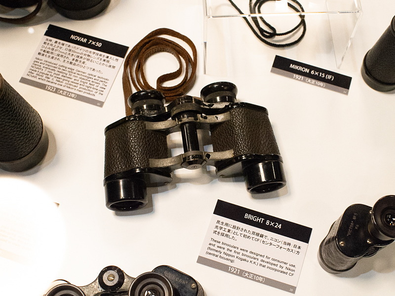 ニコン民生用で初のCF（センターフォーカス）方式としたモデル（1921年）。センターフォーカス方式はピント調整を片眼ずつでなく中央のリング1つで行えるのがメリットだが、防水性を持たせるのが難しかったという。