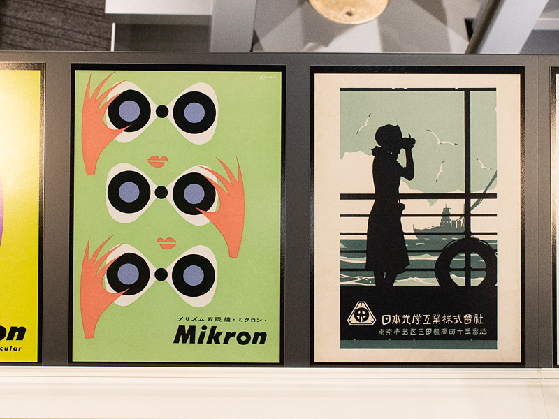 "亀倉デザイン"が伺えるカタログの表紙（左）。よく見ると、奥にいる船は軍艦（右）。