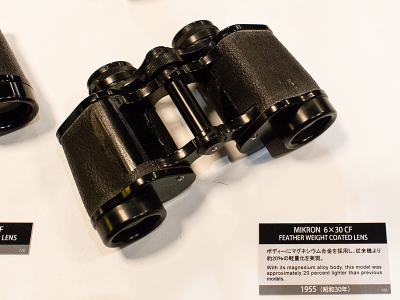 マグネシウムを採用して20%軽量化した"フェザーウェイト"の双眼鏡（1955年）。マグネシウムの採用はカメラボディより早い。レンズコーティングも施されるようになる。