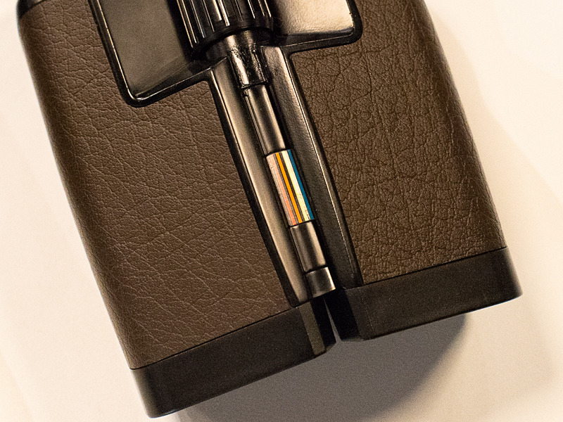 眼幅の調整にあわせてカラフルな線が出てくる仕組み。セッティングの再現性が高くスマート。