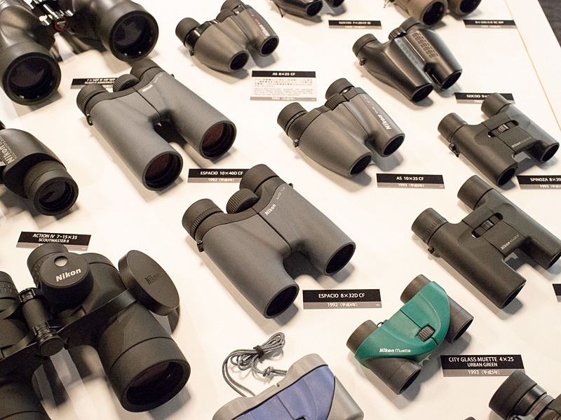 いかにも1990年代の製品らしい質感は、当時のAFカメラにも通じる。1980年代の角張ったスタイリングから一転して柔らかなシェイプが際立つ。