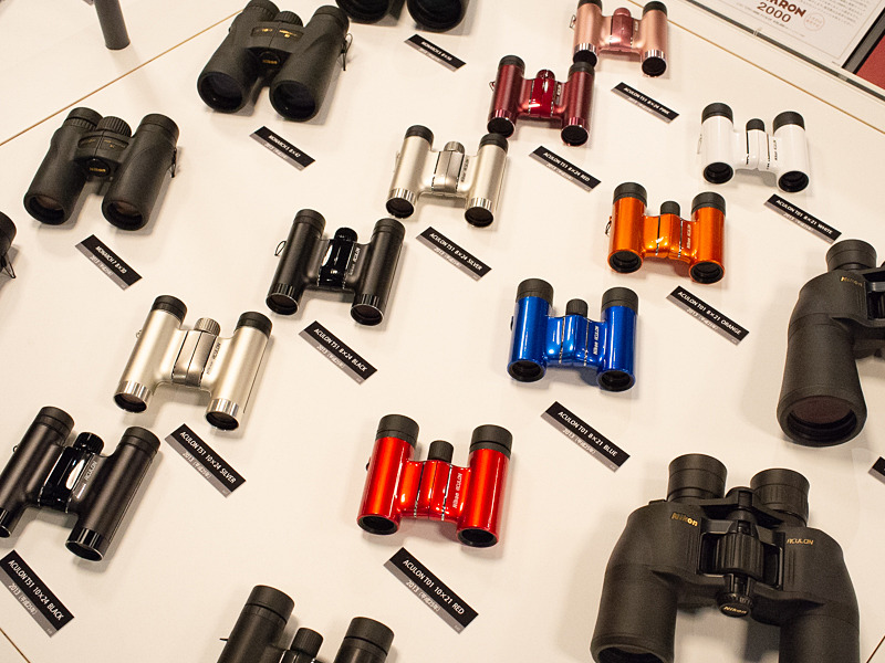 鮮やかなカラバリのACULONシリーズ（2013年）。ダハプリズム式のスリムさが際立つ。