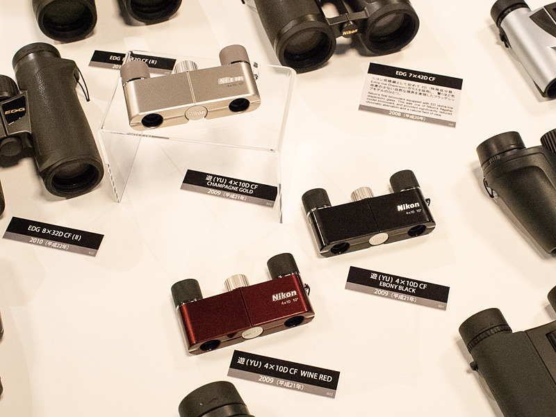 女性に使ってほしいとの願いで開発された「遊（YU）」（2009年）。館内に並ぶ多くのニコン双眼鏡の中でも圧倒的にスリムだ。