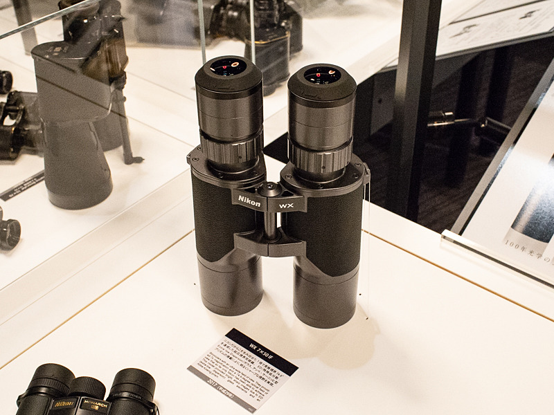 ニコン100周年記念で登場し、超広視界として話題を集める「WX 7×50 IF」（2017年）。税別64万円。