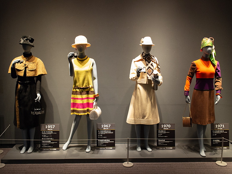 1957〜1971年のドレス。