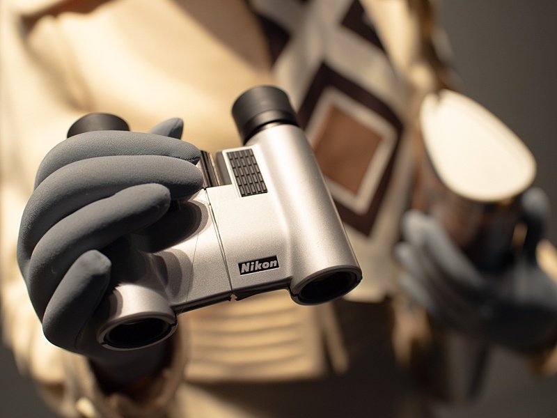 1970年スタイルのマネキンが色違いを持っていた。