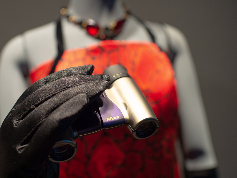 1997年デザインのドレスに組み合わされた「5×15D CF」（1996年）。これは漆塗り限定品の紫古今カラー（当時税別6万5,000円）。