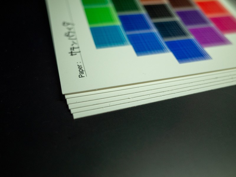 同じ用紙を下に最低5枚重ねた。重ねないと下の色を拾って測定に影響が出てしまうからだ。