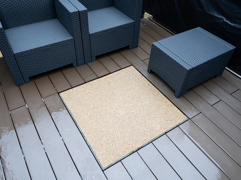 中央の床板は石の板になっており、三脚などが立てられる。設置時に水平を取っているという。