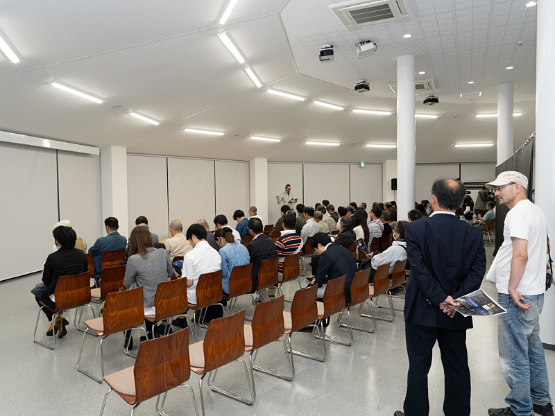 オフィス棟には大小2つのホールがある。写真は大ホールの一部。