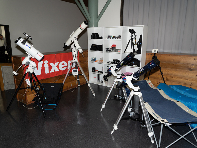 ショップスペース。ニコンやビクセンの機材レンタルも行なっている。