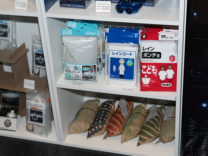雨具なども取り揃える。