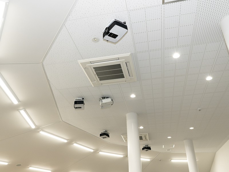 4基備え付けられたプロジェクター。