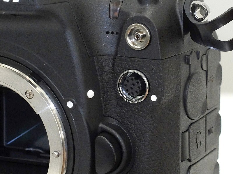 参考：ニコンD5の10ピンターミナル（画像中央）
