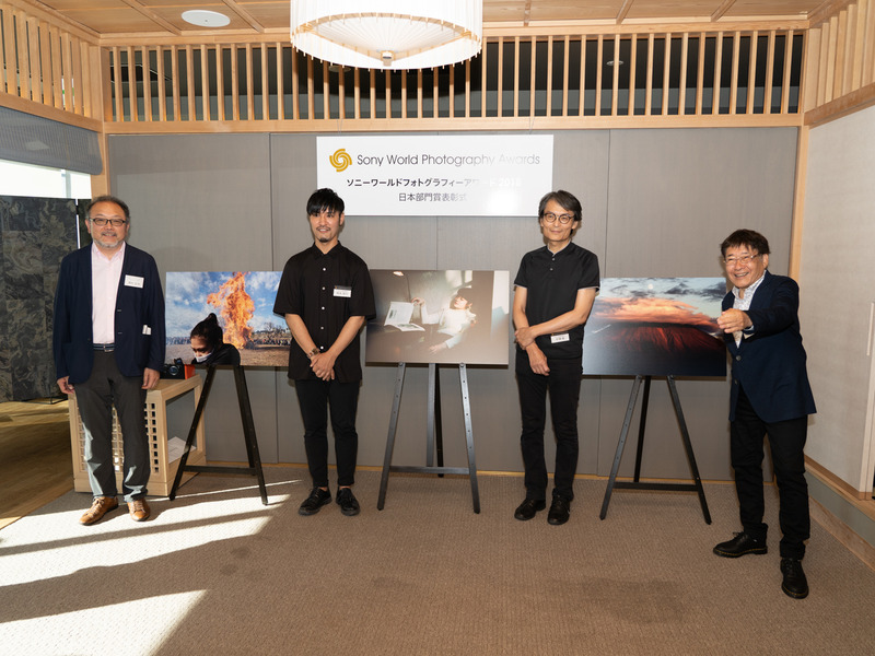 授賞式での記念撮影。左からソニー澤村宣亮さん、日本部門賞1位の鈴木悠介さん、同3位の中澤隆さん、審査員のハービー・山口さん。