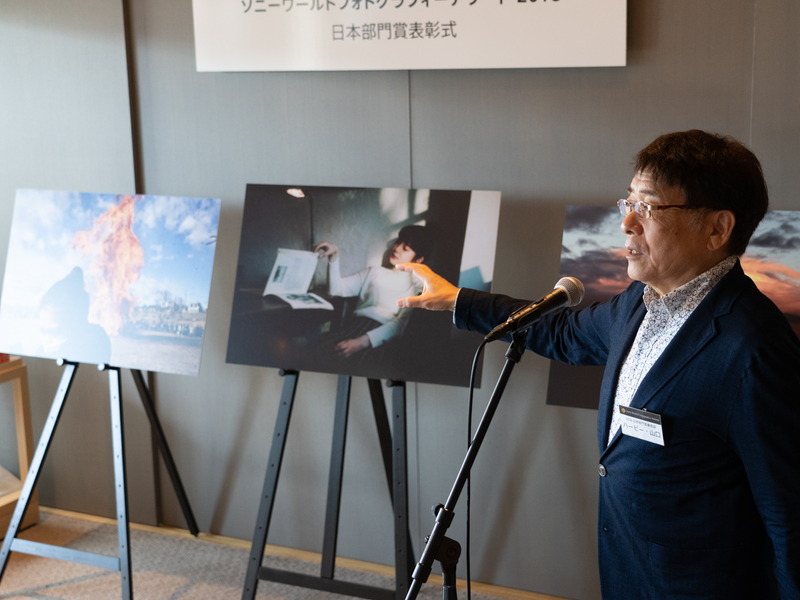 日本部門賞の選考と講評を行なった写真家のハービー・山口さん。