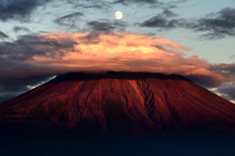 第3位：中澤隆『赤富士上の月』<br><span class="fnt-85">© Takashi Nakazawa, courtesy of Sony World Photography Awards 2018</span>