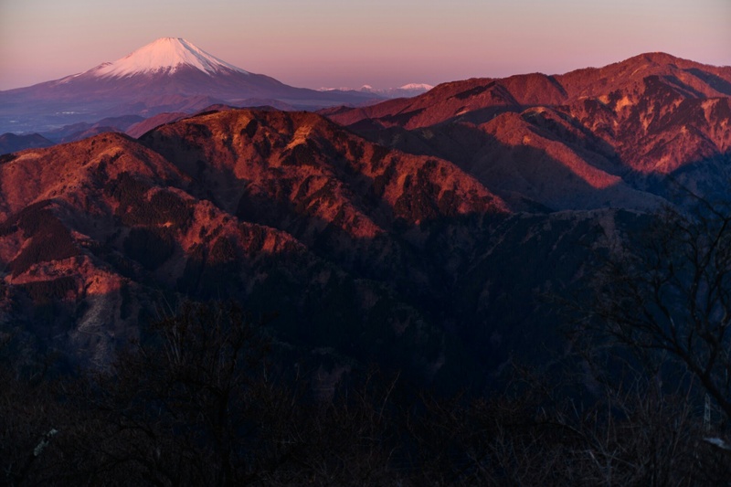 撮影者名：hasubowさん<br>ナイトハイクで大山に登り、朝焼けの富士山と赤く色づく丹沢山地が美しかったです。