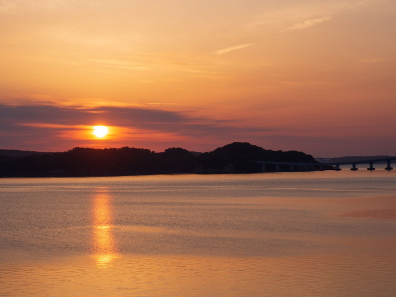 撮影者名：しょうさん<br>石川県へツーリングに行った際に、宿泊先から見れた能登島から現れた日の出。右には能登島大橋。咄嗟に撮った写真なので構図もなにもない状態ですが、アドバイス頂ければと思います。