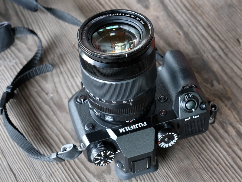 XF18-135mmF3.5-5.6 R LM OIS WRを装着したX-H1。