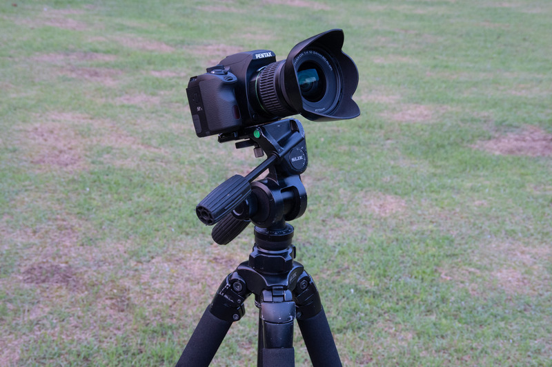カメラとレンズのほか、三脚も必須。