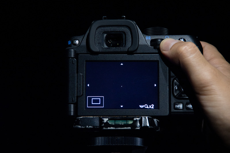 OKボタンを押して拡大表示にして、後電子ダイヤルで拡大率を上げ、十字キーで拡大位置を変更する。