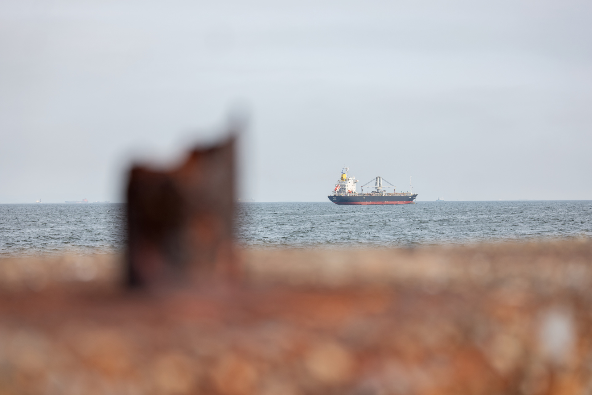 海上は湿度の影響で解像性能がスポイルされる条件だが、それでも遠景の船上で甲板を歩く人がハッキリと確認できる。ライカCL / ISO100 / F4.5 / 1/400秒 / WB:オート / 56mm