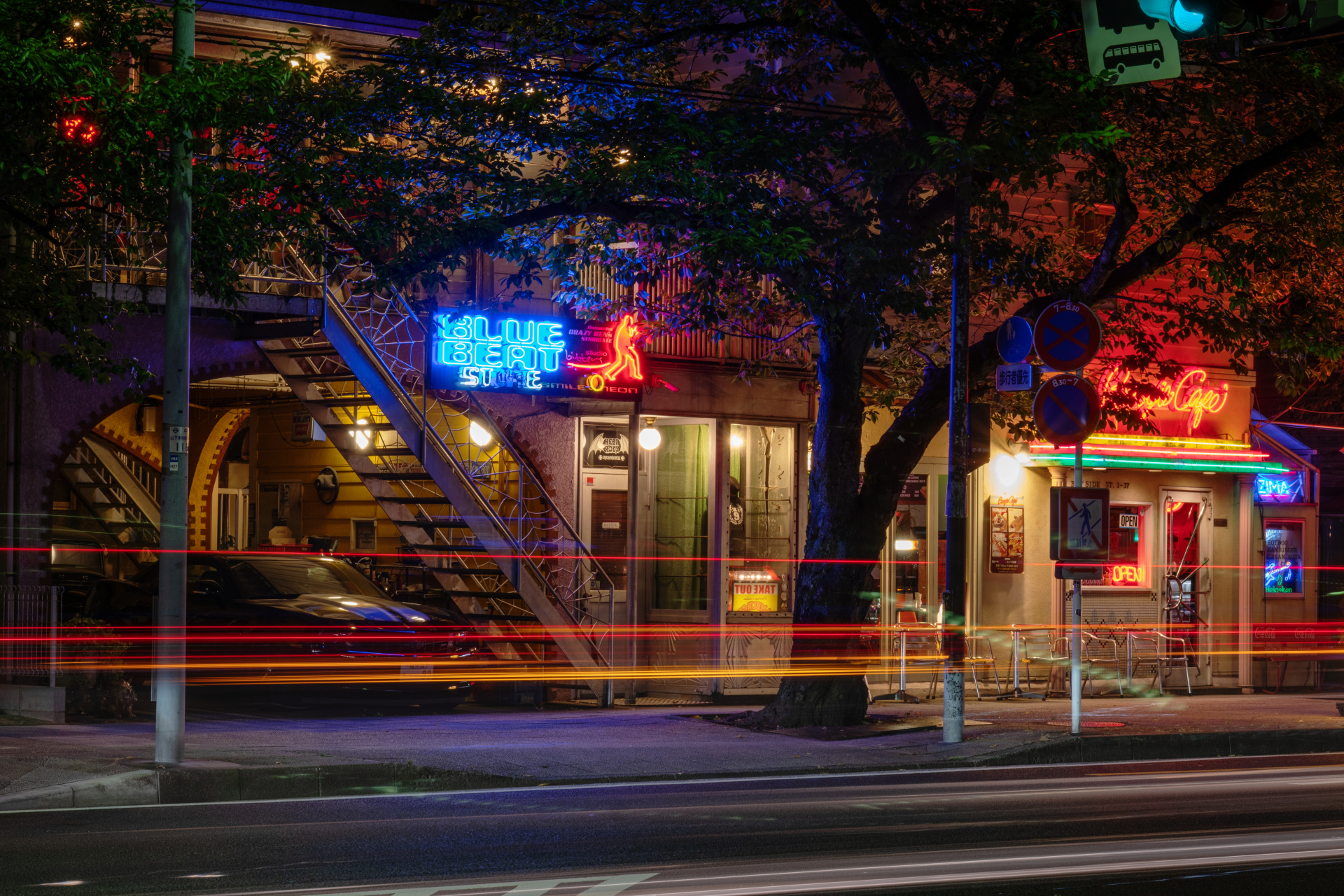 光源が多数フレームインする条件でもゴーストの発生はほとんどなかった。ライカCL / ISO100 / F16 / 8秒 / WB:オート / 55mm