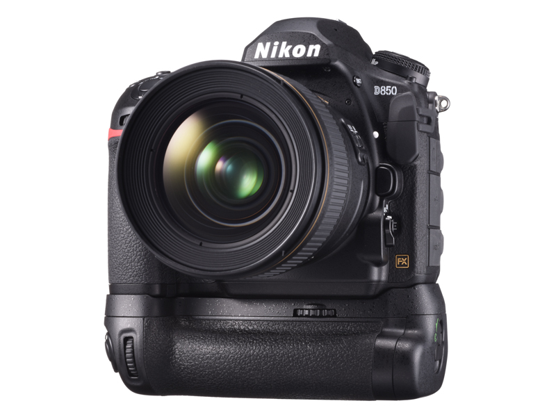マルチパワーバッテリーパックMB-D18を装着したD850の雄姿。助川さんの標準的な撮影装備でもあり、最高約9コマ/秒の連写性能が得られる。