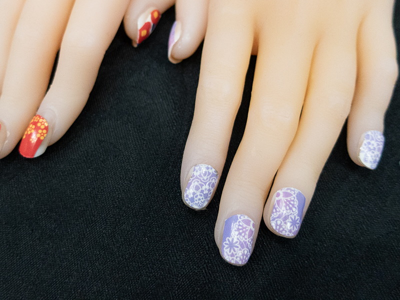 爪に貼ったイメージ。上からクリアを塗っている。