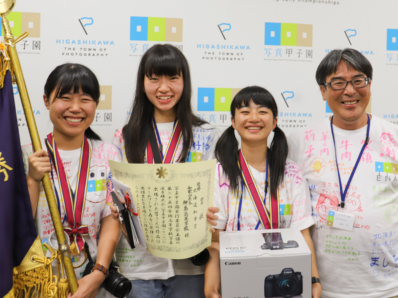 優勝した和歌山県立神島高等学校のメンバー。左から松下莉子さん、平阪瑠菜さん、岡田あかりさん、恵納崇監督。