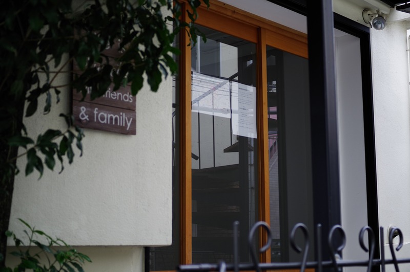 PENTAX KP / HD PENTAX-DA 40mm F2.8 Limited / 絞り優先AE（F2.8・1/100秒・-0.7EV） / ISO オート（200） / カスタムイメージ リバーサルフィルム / WB 太陽光<br>空き店舗の窓の映り込みが気になった。あまり近づき過ぎず、この空間の雰囲気を残しながらまとめている。柔らかさを出すためにピントは映り込みに合わせた。