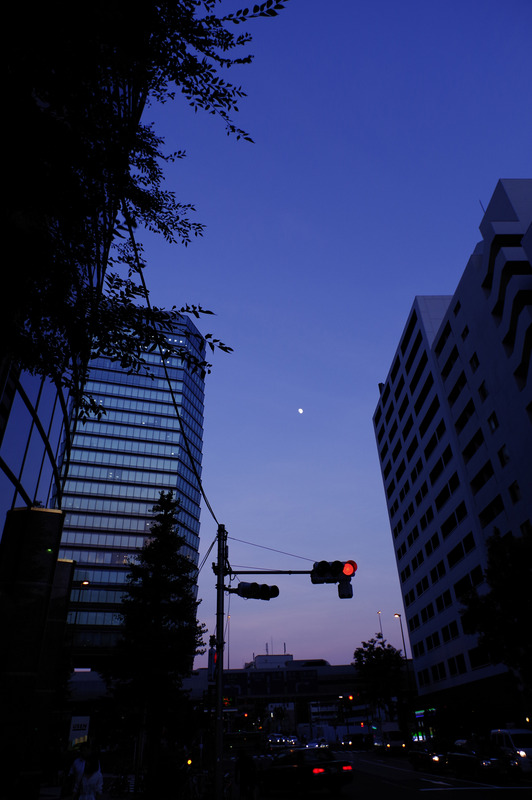PENTAX KP / HD PENTAX-DA 15mm F4ED AL Limited / 絞り優先AE（F6.3・1/50秒・-0.3EV）  / ISO オート（160） / カスタムイメージ リバーサルフィルム / WB CTE<br>夕闇が迫る空に月が輝いていた。WBをCTEにして空が印象的な色で焼けるようにした。