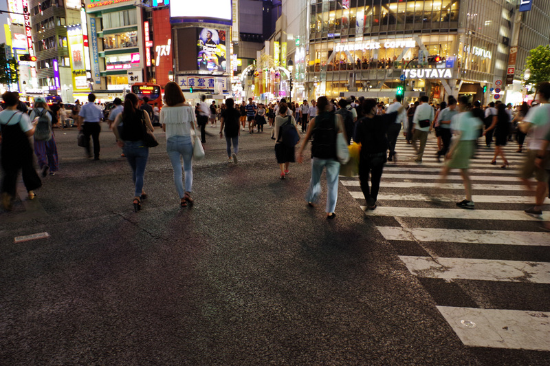 PENTAX KP / HD PENTAX-DA 15mm F4ED AL Limited / シャッター＆絞り優先AE（F6.3・1/10秒）  / ISO オート（1000） / カスタムイメージ リバーサルフィルム / WB CTE<br>スクランブル交差点が青信号になってからひと呼吸置いて、手前に少し空間を空けて人々が街に消えていく雰囲気を狙った。