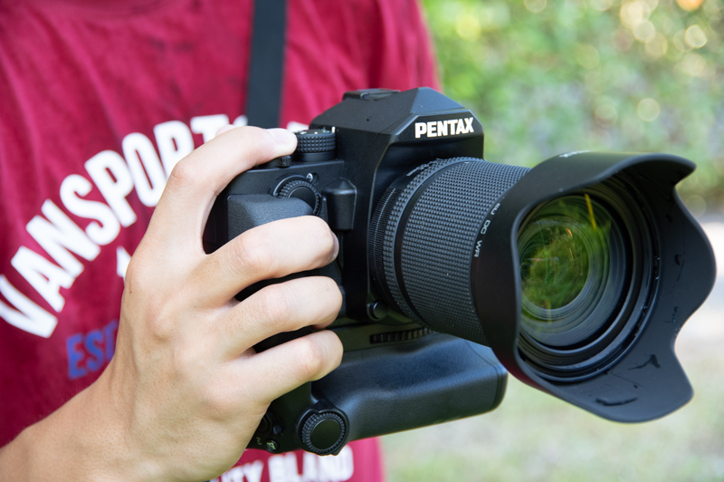 木村琢磨さん愛用の一眼レフカメラ。ほぼこのセットだけで沢に入るという。カメラボディはPENTAX KP、レンズはHD PENTAX-DA 16-85mmF3.5-5.6ED DC WR。バッテリーグリップD-BG7も欠かせない。