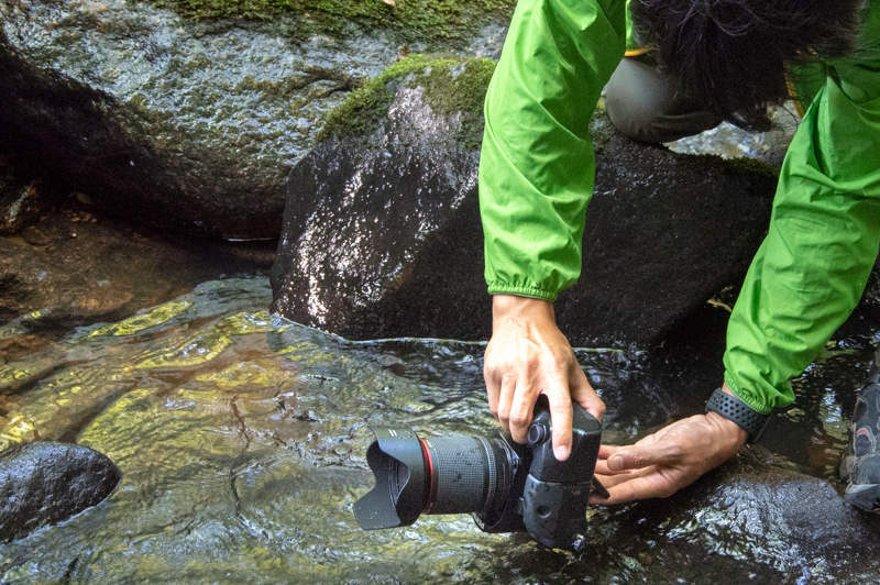 バッテリーグリップD-BG7があると、こんな風にカメラを逆さまにして水面に近づけて撮れる。