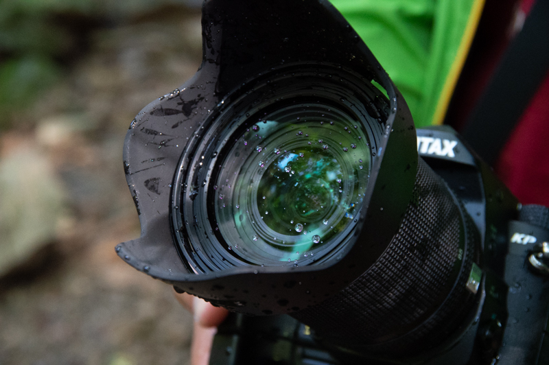 レンズの前面に水滴がついても、SPコーティングが施されているPENTAXのレンズなら、ブロアーで吹き飛ばせる。