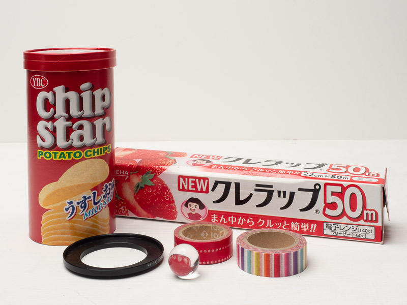 ［使うもの］チップスターの空き箱、ラップフィルム、アクリル球（直径20mm）、ステップアップリング、マスキングテープ