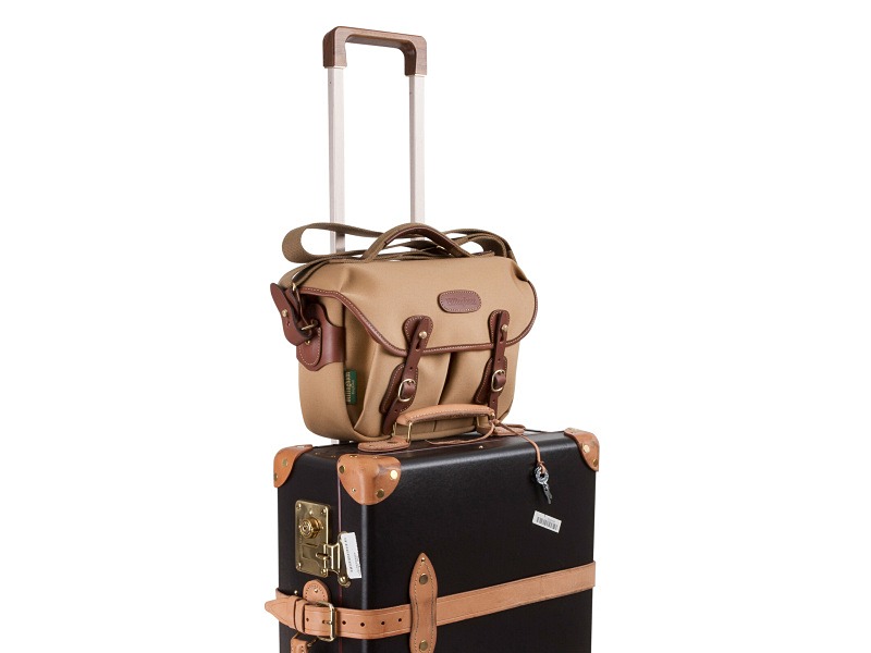 ハドレースモールプロの使用例。スーツケースのハンドルに固定したところ。